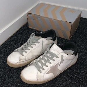 Golden goose skor - Säljer mina Golden goose superstar i skick 7.5/10. Det är inga skador på skorna eller nåt liknande. Ingår box men tyvärr inte kvitto eftersom råka ta sönder den. Hör gärna av dig med funderingar eller nåt annat. Stolek på skorna är 43 men passar 42