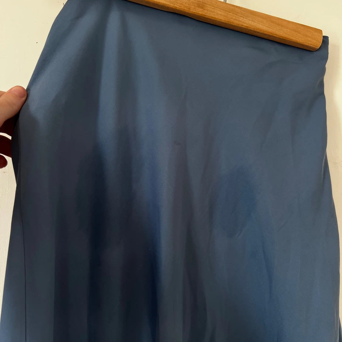 Blå lång satinkjol från forever 21 - 93