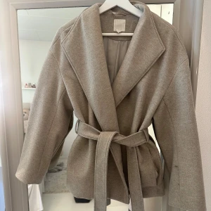 kappa  - kappa från h&m som jag sytt upp  finns en defekt på ena armen (bild 3) går kanske bort i tvätten 