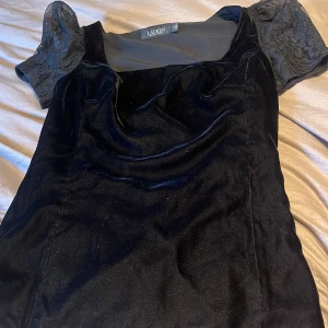  Ralph lauren blus svart -  Jättefin sammet blus med spets i axlarna typ urringad storlek två från Ralph Lauren (Lauren  collektion)