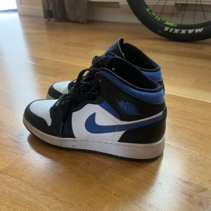 Jordan 1 ”white racer blue” mid  - Säljer mina jordans då de inte används längre. Bra skick och sparsamt använda. 