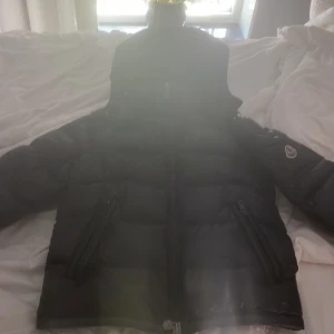 Säljer moncler jacka  - Säljer min moncler jacka köpt från deras hemsida maya modellen. Köpt för 17 790kr säljer pga att den blivit lite för kort. Stl 0 men passade mig perfekt när jag var 160-166cm. Inga hål eller andra defekter. Den e äkta och är köpt på deras hemsida.  