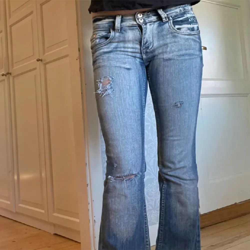 Säljer dessa ascoola jeans köpta här på plick då de inte kommer till användning!. Jeans & Byxor.