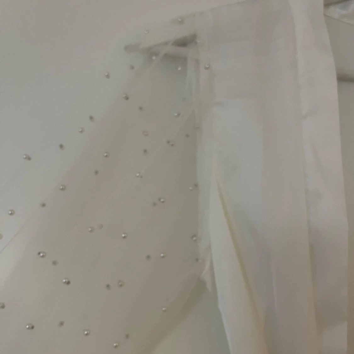 Vit brudrock med pärlor  - 90