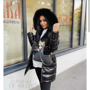 Vinterjacka svart päls  - Gloss jacket från feminina of Sweden. Ordinarie pris 3799. Endast använd ett fåtal gånger. Jackan är som ny och har ingen skada (pris går att diskutera)