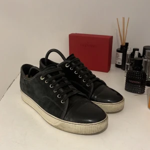 Lanvin - Säljer mina eftertraktade lanvins i färg ”elephant grey”, köptes på nk för nån månad sen för ca 5000kr, skick 8/10. Dom är uk som är ca 42-43. Vid frågor skriv gärna! (Inget og medföljer)