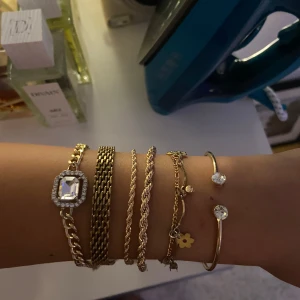 Jättefina Armband 💕💕 - 6 stycken jättefina armband i rostfritt stål i färgen guld. Säljer helst alla 6 tillsammans, kan ske undantag 💕säljer då jag inte har någon användning för dom 😋