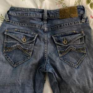 Lowrise vintage jeans, dom här jeansen är från ett gammalt märke som inte går att få tag på längre så dessa jeans är speciella. Jättefina fickor💝