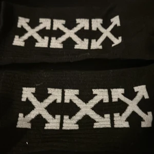 Off white strumpor  - Helt nya Off whit strumpor jag har inte använt som en enda gång pris kan snackas om betalade 600kr för dom