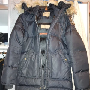 Para jumper jacka  - Jätte varm och skön! Däremot är dragkedjan kass men kan bytas för 500kr  I övrigt inga defekter!   Kan tänkas bytas mot en annan jacka 