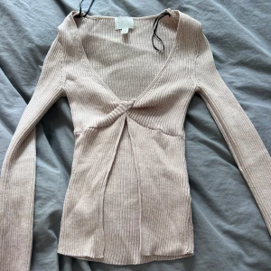 Stickad topp med knytdetalj - En snygg stickat topp från HM! I nyskick och bara använd en gång!