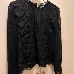 Spets tröja - Säljer denna tröja från Zalando då jag aldrig använt den, storlek M