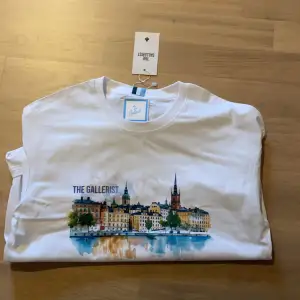 Super fräsch t-shirt från The gallerist i storlek s. Den är aldrig använd. Fast pris. Hör av er vid funderingar!!