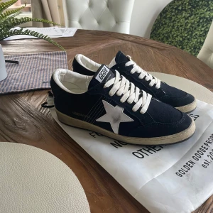 Golden goose ballstar sneakers  - Väldigt bra skick, inprencip nyskick då dem är använda ett fåtal gånger. Dustbag och allt sånt följer med förutom boxen då nån slängde den. Nypris 5500kr. Ett par feta skor som passar till allt. Hör av er vid frågor!!