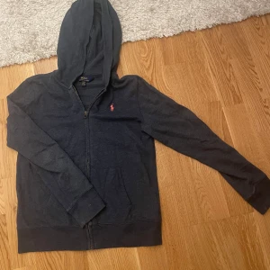 Ralph Lauren Zip hoodie - Zip hoodie som passar dam S och XS! I bra skick och super fin färg!