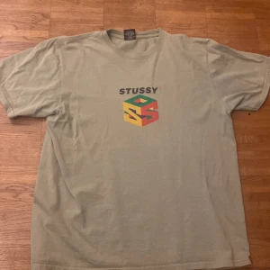 T-shirt stussy  - Bra skick