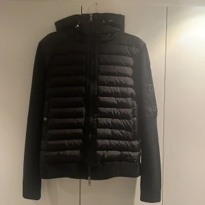 Moncler Cardigan L - Moncler cardigan riktigt bra kvalité, nfc tag funkar, storlek L, aldrig använts, möts upp i Stockholm  Pris kan diskuteras 
