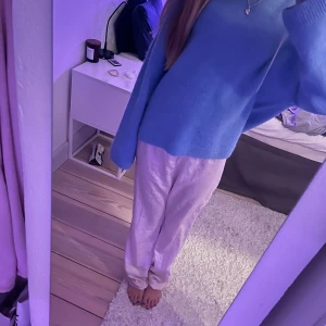 Blå stickad tröja  - Jätte fin och gullig tröja i den perfekta blåa färgen!😻 jääättebra till hösten 🥰 skriv vid frågor 
