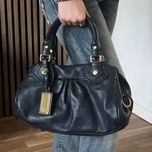 Marc Jacobs classic q baby groove med guldiga detaljer. Väskan är i en väldigt mörk blå och ser nästan svart ut. Axelremband ingår. Den är ca 30 cm bred och är i den lilla modellen. Väldigt bra skick. Fler bilder finns och svarar gärna på frågor 💙