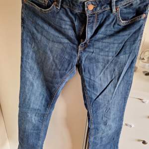 Ytterliggare ett par superfina bootcut jeans som inte längre kommer till användning! Är i storlek 44 men skulle säga att dem passar 42 då dem är ganska små i storleken! Älskar verkligen denna blåa färgen! Byxorna är i använt skick men inget fel på!!