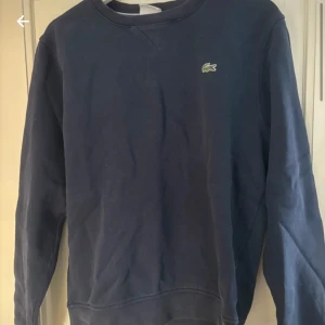 Lacoste sweatshirt  - Som ny. Sitter super bra på XS-M. Bra skick, nästan aldrig använd. 