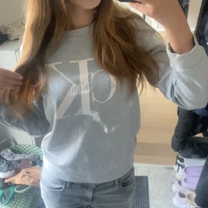 Calvin Klein tröja  - Inte helt ny men ändå bra skick använder inte längre därför säljer jag vidare🤍