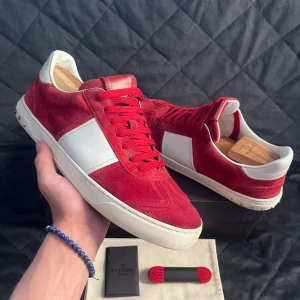 Valentino Flycrew - Säljer nu dessa väldigt trendiga valentino flycrew skorna i färgen röd! De är i bra skick och endast en nit saknas. Allt og medföljer vid köp inklusive extra skosnören och valentinokort. Vid ytterligare frågor är det bara att höra av sig!