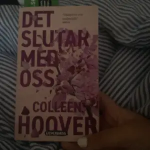 Säljer it ends with us fast i svenska versionen, pris kan diskuteras eftersom den är bara i mitt nattygsbord vill bort med den, inga repor eller så helt ny 