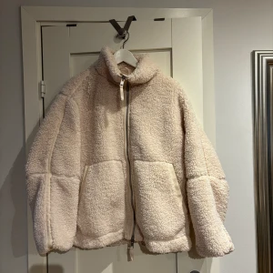 Populär Teddy Jack  - Populär Teddy jacka från hm i beige/ vit. Så fin och mysig och perfekt nu i höst. Xs men passar S