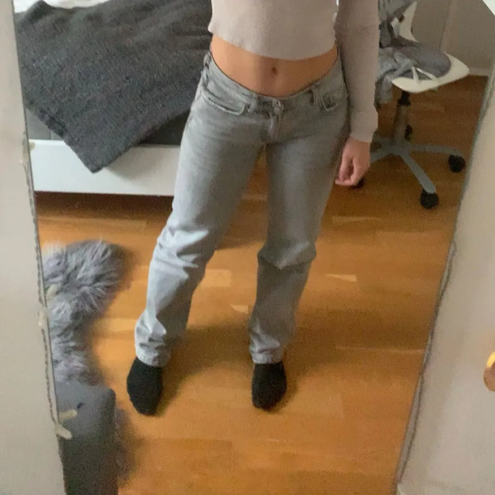 Säljer dessa populära low straight jeansen från Gina tricot i storlek 34. Helt slutsålda i den storleken på hemsidan, sparsamt använda🩷. Jeans & Byxor.