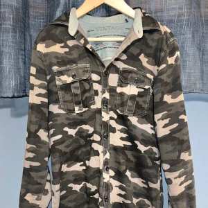 Camo Vintage Collection jacka J&J - Väldigt sällsynt Jack&Jones vintage Collective camo overshirt!! Passar som storlek S!! Finns bara några exemplar. Den är i jeans material ! Skriv vid frågor och funderingar.