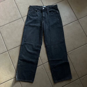 Jeans - Mörka jeans från Gina Tricot, endast använda en gång! Lite lös passform, som i nyskick 🤍