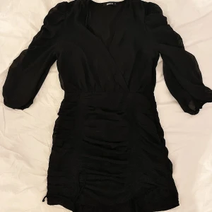 Klänning Gina tricot - Superfin svart klänning från Gina tricot i storlek 38 som inte säljs längre! Klänningen är använd men fortfarande i ett väldigt bra skick. Passar både vardagligt och festliga tillfällen. Dragkedja finns på sidan av klänningen. Pris kan diskuteras 🌸🌸