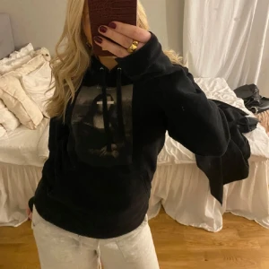 Hoddie - Säljer min hoddie som tyvärr är för liten för mig storlek S