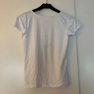 T-shirt  - T-shirt med öppen rygg i mycket gott skick 