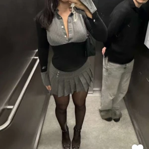 Tröja  - Jättefin tröja och väldigt elegantly 🖤