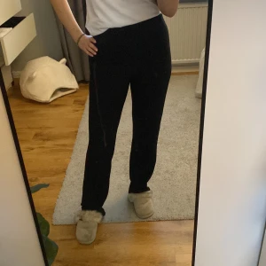 Svarta byxor med ribbat material - Superbekväma byxor från nelly som är raka och högmidjade, skulle säga att dom passar storlek xs-m, bra skick💕 