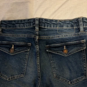 Mid waist jeans - Blåa mid waist bootcut jeans från Pull&Bear. För korta på mig som är 169 cm. Nypris ca 400 kr. Skriv för fler bilder💕