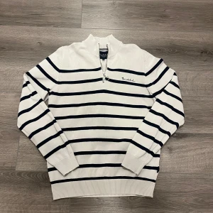 Vit och marinblå randig tröja från Bondelid - Säljer en snygg vit och marinblå randig tröja från Bondelid, perfekt för hösten. Tröjan är i bra skick och vid frågor tveka inte på att höra av sig🙌🏼