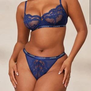 Helt nytt Lounge set med prislappar kvar 💙 - Säljer ett oanvänt set ifrån Lounge Underwear då jag köpte fel storlek 🤍  Säljer helst i set men kan även sälja bh och trosor separat om det önskas!💙  SE MIN PROFIL FÖR FLER FÄRGER💙  Bh 65B - 400kr  Trosor XS - 150kr  Tillsammans - 450kr