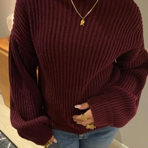 Vinröd stickad tröja  - Sååå fin vinröd stickad tröja!! Älskar!! Köp gärna bundle🥹💗