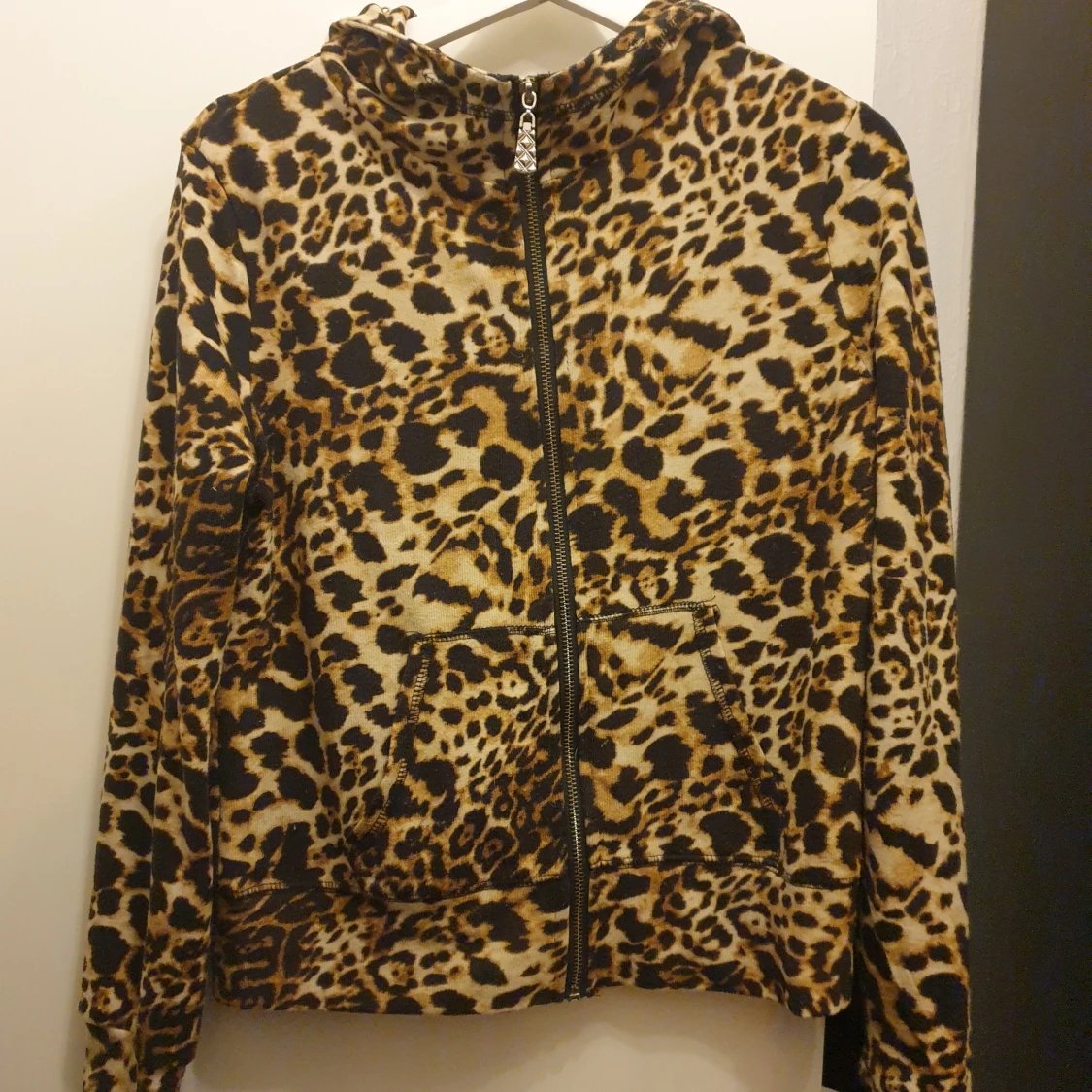 Leopardmönstrad jacka med dragkedja