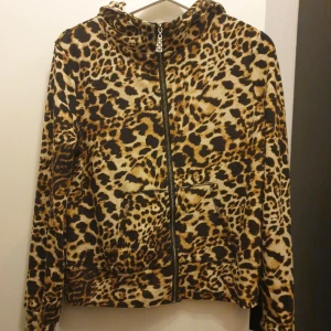 Leopardmönstrad jacka med dragkedja - Jätte fin mysig leopard tröja. Passar m. 