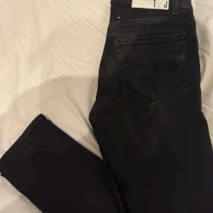 Tiger of Sweden jeans - Säljer ett par svarta TGR jeans i storlek 31/32. Modell pistolero. 