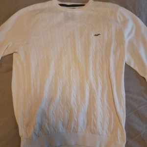 Kabelstickad tröja - Säljer en kabelstickad tröja från Hampton Republic som är fint skick.