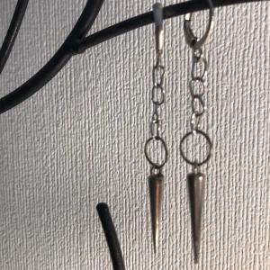 Silvriga örhängen med kedja och spetsig hängande detalj -  säljer ett par jättefina örhängen lite Stockholm stil säljer dom då är du inte längre kommer till användning priset går att förhandla men det kommer att vara väldigt lågt eftersom spetsarna är lite missfärgade men det ser man inte på långt hål ✨