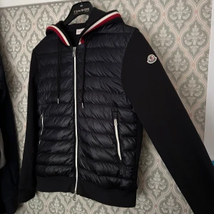 Moncler cardigan - Säljer denna moncler cardigan i riktigt bra skick. Har fått den legit checkad så kan garantera att den är äkta. Vid frågor är det bara att höra av sig🙌🏻