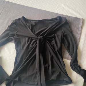 Knyt topp! - en design by si liknande topp som aldrig är använd! köptes i butik för några dagar sen men kan inte lämna tillbaka eftersom att lappen är borta!❤️