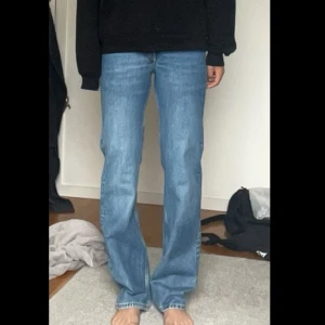 Lågmidjade jeans från weekday  - Jätte fina jeans från weekday som jag knappt använt 