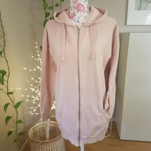 Lång huvtröja med dragkedja - Mjuk, mysig & oversize dragkedje-hoodie. Ljust dammrosa. Lite använd, jättefint skick! Finns bilder på 3 minimala anmärkningar ~ STOR rensning i min shop ~ Välj 5 för 100kr oavsett pris, skicka medd/lämna som prisförslag (gäller där det står) ~